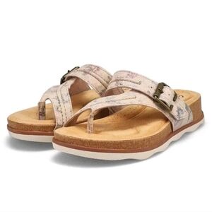 Clarks Women’s Brynn Madi Flat Sandal, Sand Interest, Size 7.5 Wide